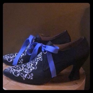 John Fluevog 💜👠 w/ white tapestry stitching